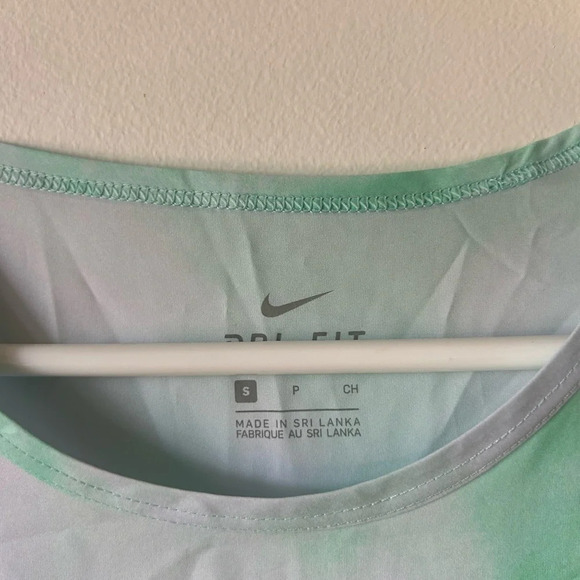 Nike Icon Clash City  Sleek Running Tank - Picture 3 of 3